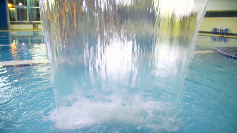 水帘在池边的喷泉中喷出