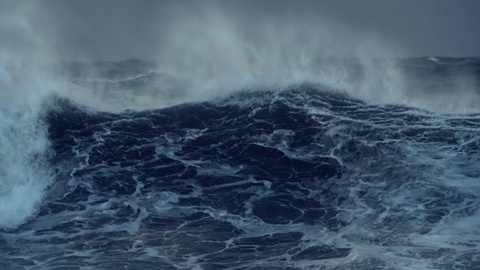 气候变化引发的风暴在海上形成巨浪，造成了巨浪