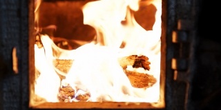 燃烧木材的传统烤箱炉中火焰的缓慢运动
