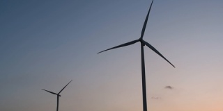 能源
在日落时的蓝天下，清洁能源的风力涡轮机剪影