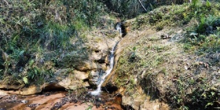巴拉圭的小瀑布。热带丛林。4K瀑布影视素材