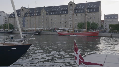停泊在丹麦哥本哈根Kvacethusgraven码头的帆船视频素材模板下载