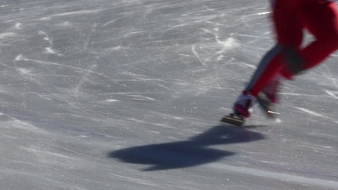 滑冰运动员在溜冰场上冲刺