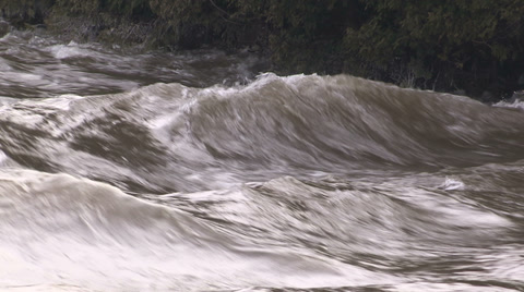 春季洪水条件下的狂暴河流视频素材模板下载