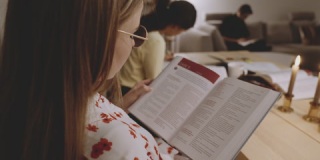 女大学生阅读书籍