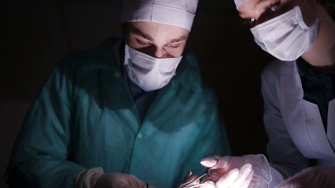 医生在一家隐蔽的医院进行非法器官移植。非法的视频素材模板下载