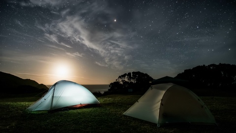 夜晚露营在星空下的照明帐篷时间流逝
