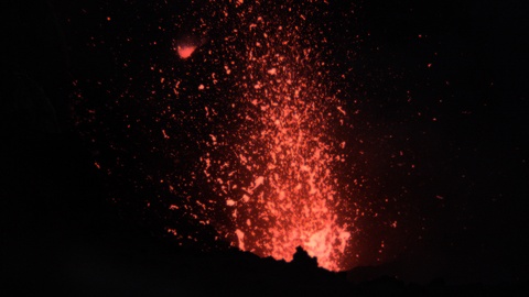 雅苏尔山猛烈喷发，从深处喷出炽热的岩浆视频素材模板下载