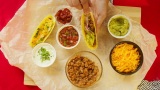 餐桌上的传统墨西哥食物，特克斯墨西哥美食。烹饪肉类玉米卷或墨西哥卷饼高清在线视频素材下载