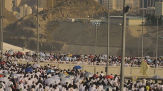 麦加麦地那沙特阿拉伯成千上万的朝圣者去麦加视频素材模板下载