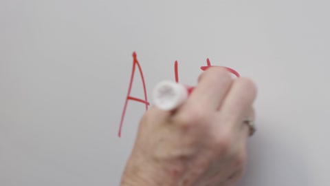 年长的女教师手写数学题A + B在白板上视频素材模板下载