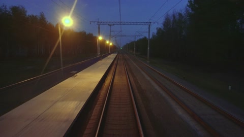 运动中的铁轨从最后一节铁路客车的后部后窗中看视频素材模板下载
