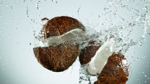 椰子碰撞溅出的水的慢动作镜头