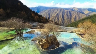 中国四川省的黄龙山，拥有美丽的自然钙化池视频素材模板下载
