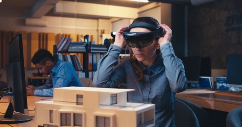 使用增强现实AR全息透镜的女性专业建筑师