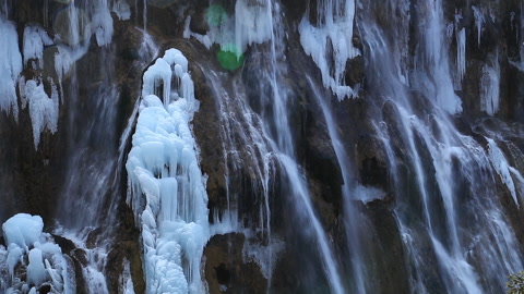 中国冬季的九寨沟山脉瀑布视频素材模板下载
