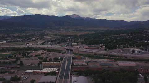 科罗拉多斯普林斯市中心的鸟瞰图视频素材模板下载