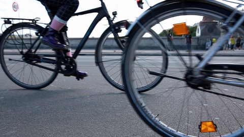 丹麦哥本哈根的自行车经过桥梁视频素材模板下载