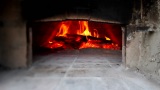 木柴烤箱中火焰燃烧的特写镜头。高清在线视频素材下载