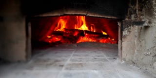 木柴烤箱中火焰燃烧的特写镜头。