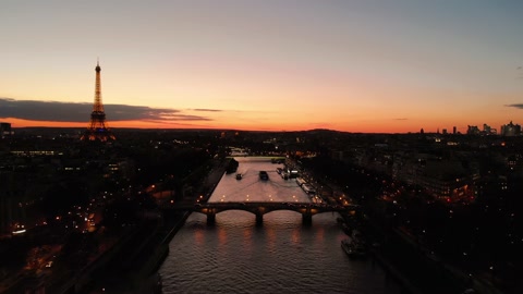 日落时分，飞越塞纳河的巴黎埃菲尔铁塔鸟瞰图视频素材模板下载
