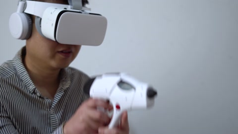 体验带有蓝牙手柄的VR虚拟现实游戏视频素材模板下载