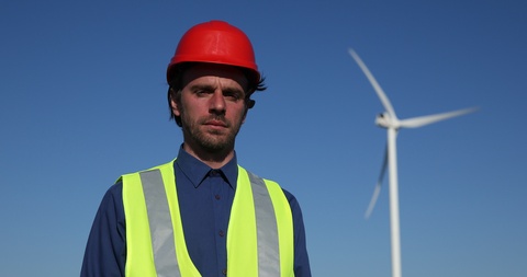 工程师工人男子显示好的标志在风力涡轮机场未来能源网站