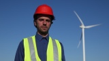 工程师工人男子显示好的标志在风力涡轮机场未来能源网站高清在线视频素材下载