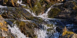 阳光明媚的日子里，山间瀑布有流水声。