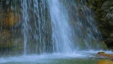 瀑布在平滑的河面上溅起水花高清在线视频素材下载