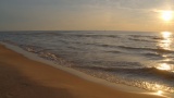 静态慢动作拍摄了海浪轻轻地卷向沙滩，这是在晚上的场景高清在线视频素材下载