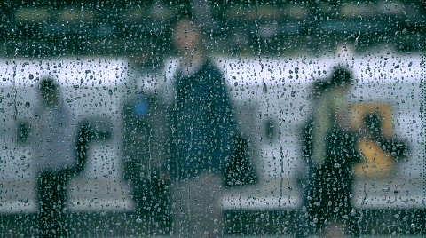 雨中火车站的人