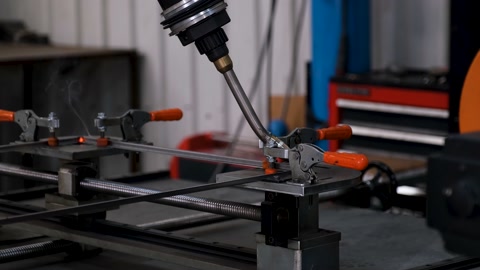 工作中的焊接机器人视频素材模板下载