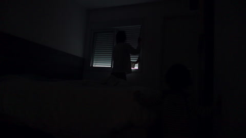 母亲和孩子早上醒来拉开窗帘视频素材模板下载