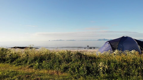有露营帐篷的挪威海洋沙滩视频素材模板下载