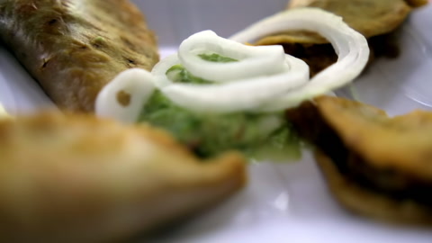 白色盘子上的墨西哥篮子玉米卷和洋葱片视频素材模板下载