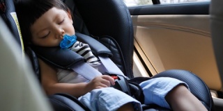睡在汽车座椅上的可爱孩子