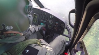 在厄瓜多尔森林上空检查仪器的直升机副驾驶（2）视频素材模板下载