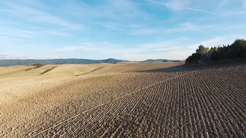 美丽的托斯卡纳山丘和耕耘的田地的航拍画面，4K视频素材模板下载