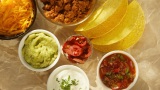 餐桌特写上的墨西哥食物。传统的特克斯墨西哥菜。玉米玉米饼，玉米卷高清在线视频素材下载
