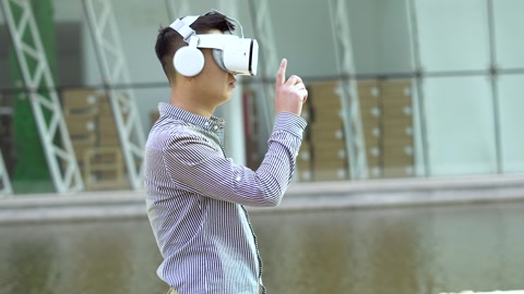 戴上智能眼镜体验vr虚拟现实视频素材模板下载