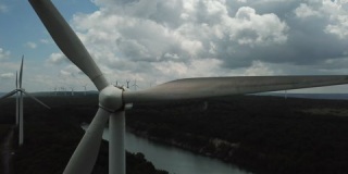 风力涡轮机特写，背景是其他人。用无人机拍摄。