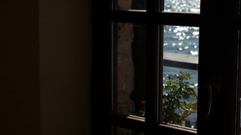从咖啡馆的窗户看海景