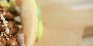 白玉米玉米饼上新鲜墨西哥卷饼虾玉米卷的特写镜头