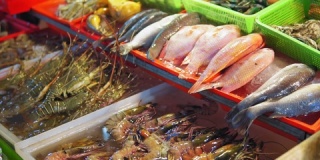 亚洲夜市的海鲜，街头小吃。鱼，虾，龙虾