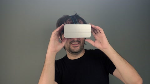 戴着3D虚拟现实眼镜的男子正在享受虚拟现实体验视频素材模板下载