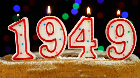 白色燃烧蜡烛形成数字1949的生日蛋糕视频素材模板下载