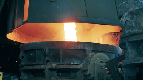 熔融的金属正在注入一个巨大的容器中冶金工厂视频素材模板下载