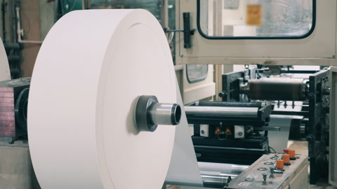 运作中的纸餐巾制造机