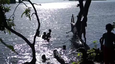 湖水里的小孩子视频素材模板下载
